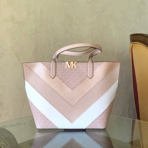 NWT Michael Kors Signature Montgomery tote handbag - Picture 1 of 6